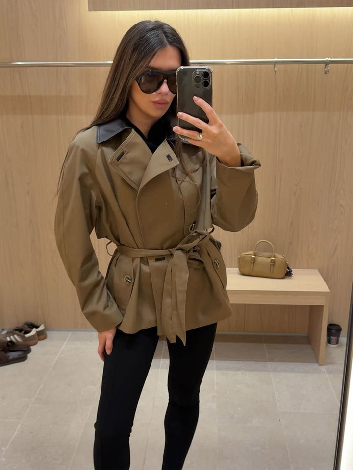 Women's short trench coat with tailored silhouette, tie belt and contrast collar Amarae