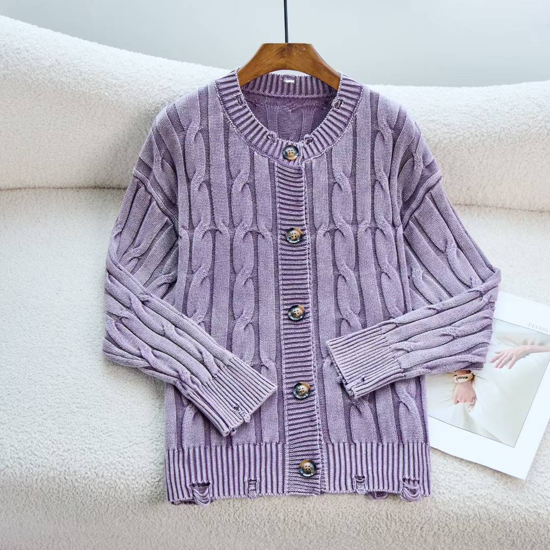 Cardigan pour femmes avec un design en câble élégant et des détails de bouton en bois Chic & Stil