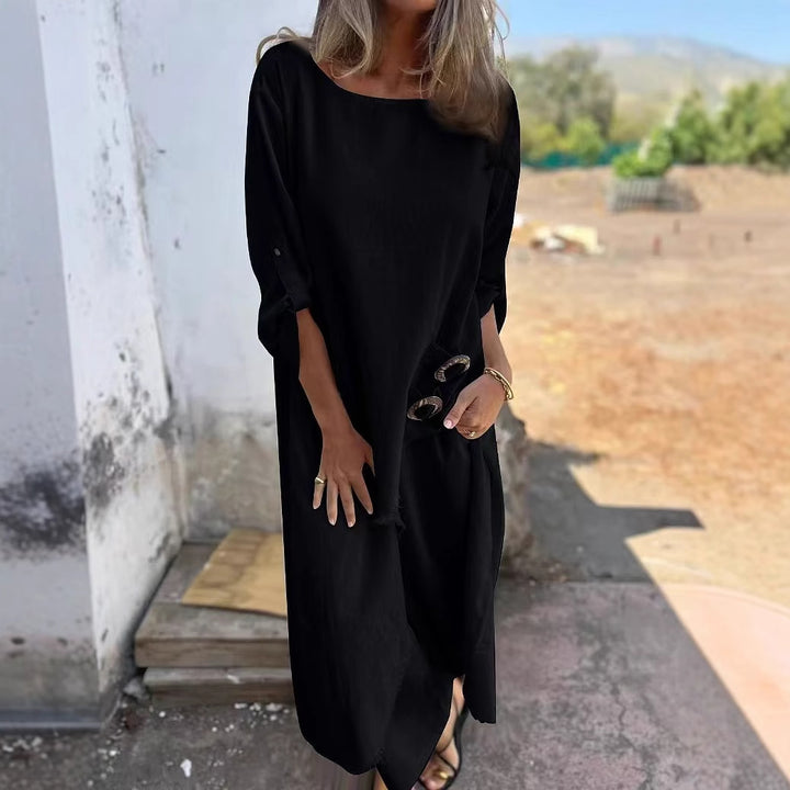 Casual maxi dress for women with a loose fit and chic button details