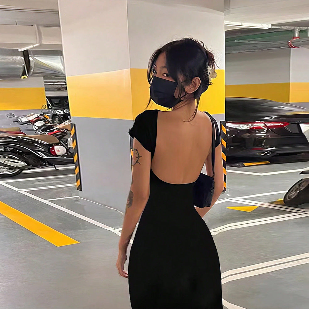 Robe maxi pour femmes avec découpe élégante au dos et silhouette près du corps Chic & Stil