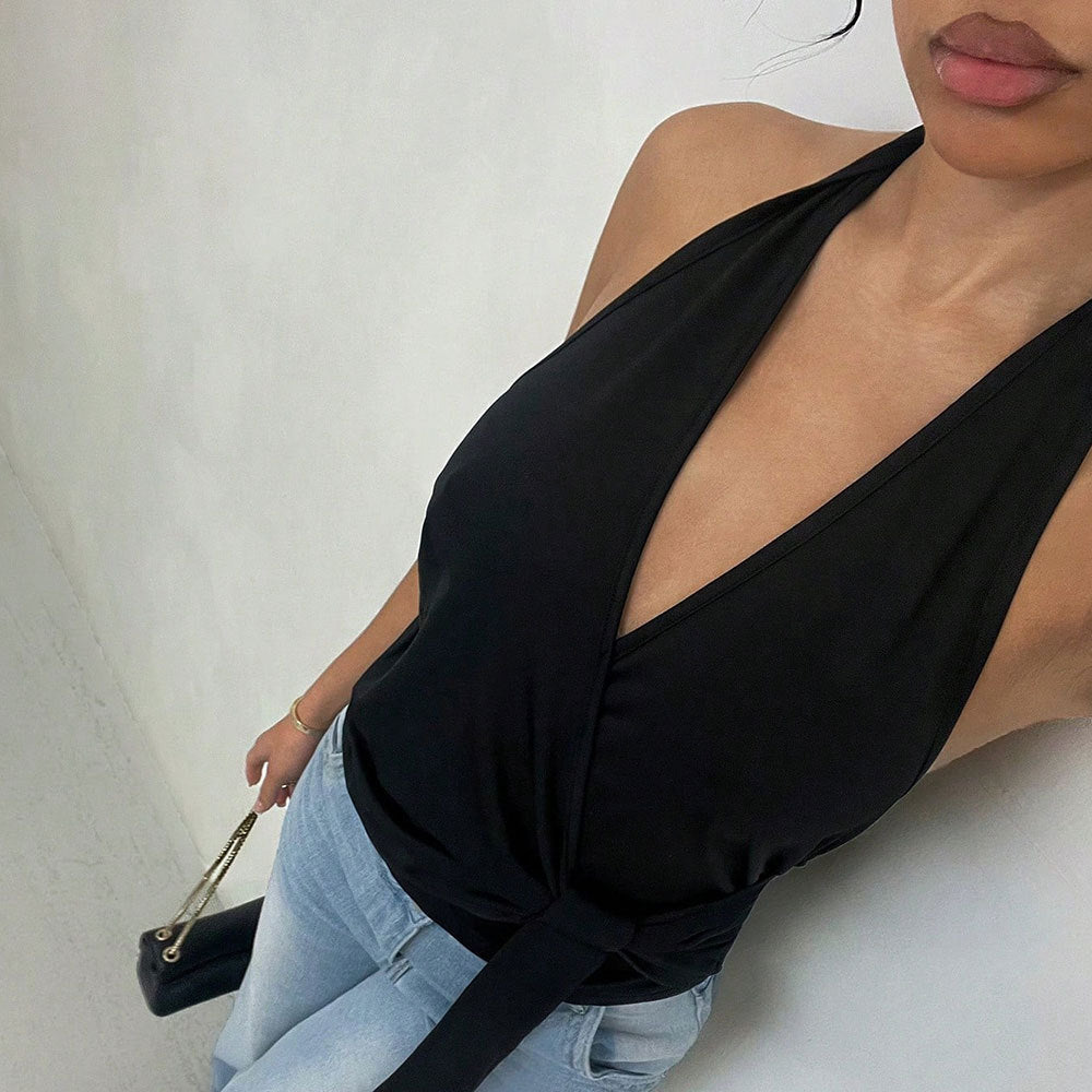 Haut enveloppant pour femmes avec un décolleté V profond et des détails de nœud élégants Chic & Stil