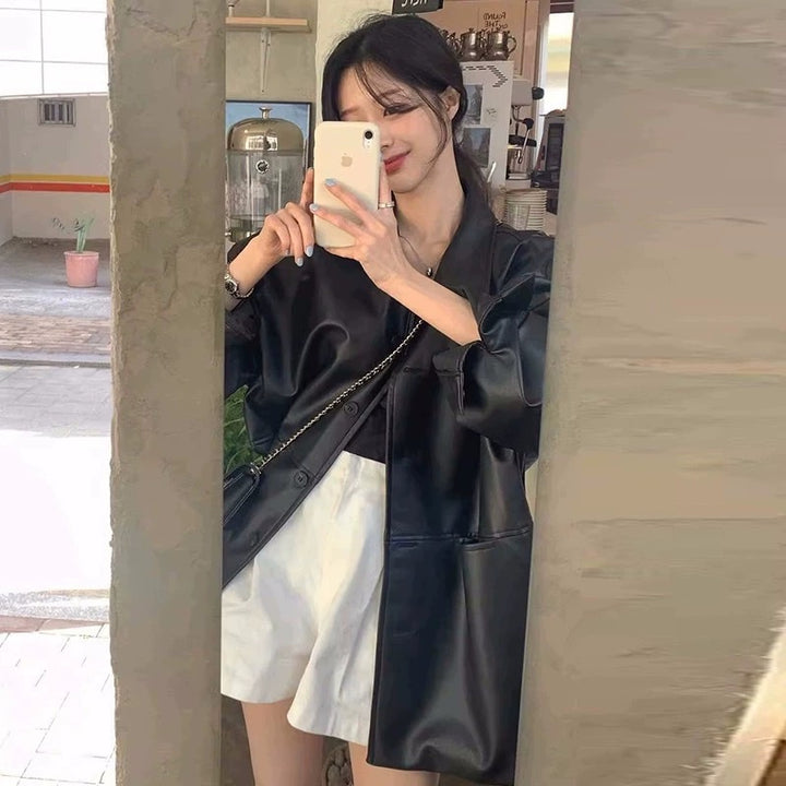 Women's fashionable long jacket made of high-quality artificial leather with practical pockets and a casual cut Chic & Stil