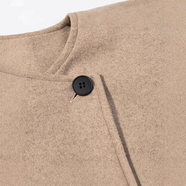 Veste courte élégante pour femmes avec coupe asymétrique et design de boutons Chic & Stil