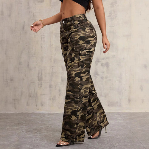 Pantalons cargo femmes dans un design camouflage décontracté avec poches latérales et jambes larges Chic & Stil