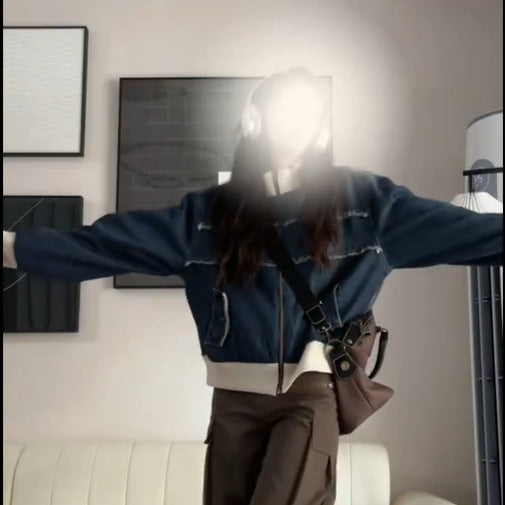 Veste en denim tendance pour femmes avec des détails contrastés Chic & Stil