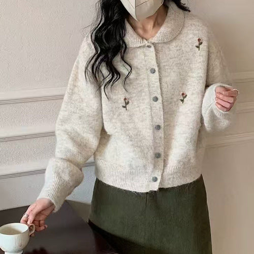 Comfortable knitted jacket for women with floral design and button closure Amarae