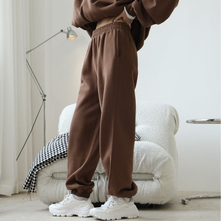 Ladies extra-wide sweatpants made of soft sweat fabric with a high waistband, side pockets, and elastic cuffs.
