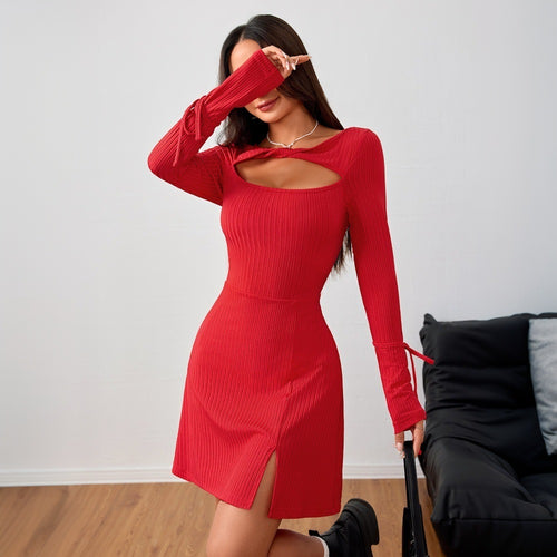 Robe mini ajustée pour femmes avec manches longues et décolleté découpé Chic & Stil