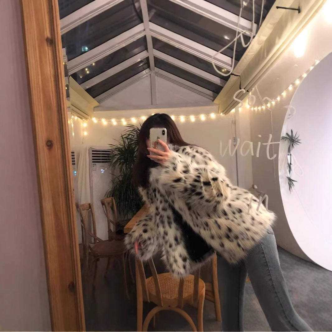 Women Magnificent short fur coat with leopard pattern Lune London
