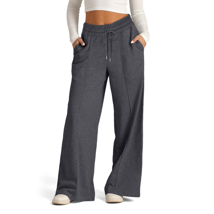 Leisure pants for women in a loose fit with an elastic waistband and practical entry pockets Lune London