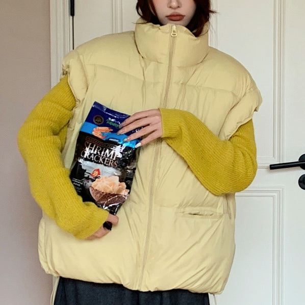 Quilted leisure jacket for women with a high collar and practical pockets.
