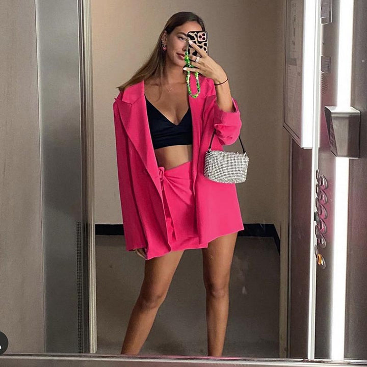 Casual oversized blazer for women with a modern cut and chic elegant details