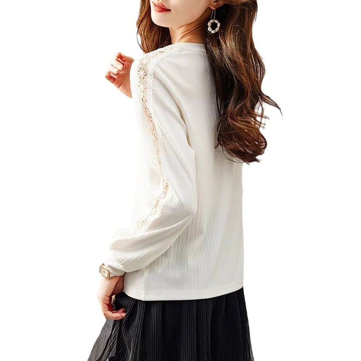 Pull en tricot élégant pour femme avec des détails en fine côtes et des inserts décoratifs Chic & Stil
