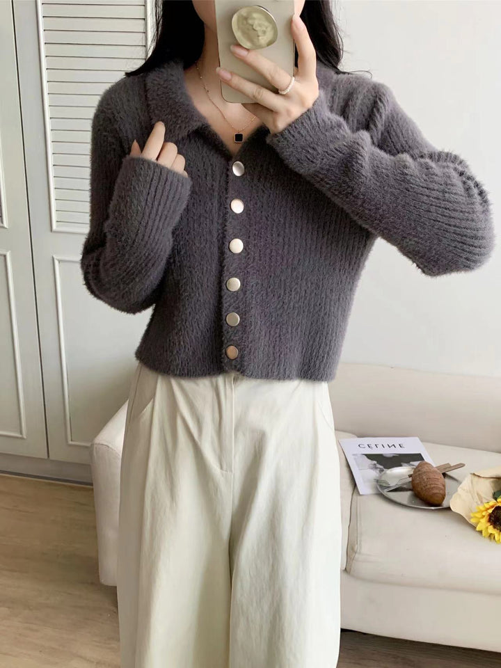 Cardigan pour femmes avec design à boutons et matériau doux Chic & Stil