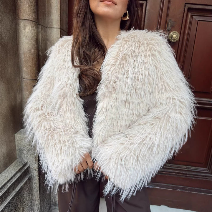 Veste en peluche confortable pour femmes avec coupe moderne et matériau doux