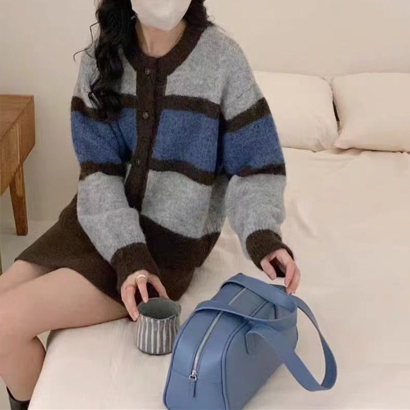 Cardigan en maille confortable pour femmes avec motif rayé à la mode et fermeture à boutons Chic & Stil
