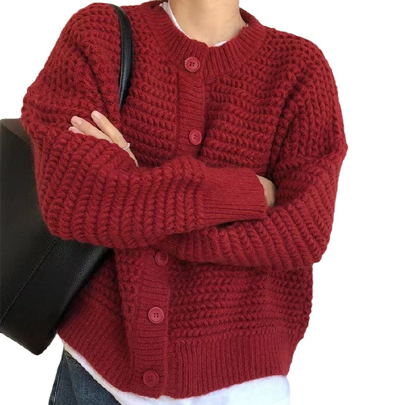 Cardigan confortable pour femmes avec un motif de câble complexe et de grands boutons Chic & Stil