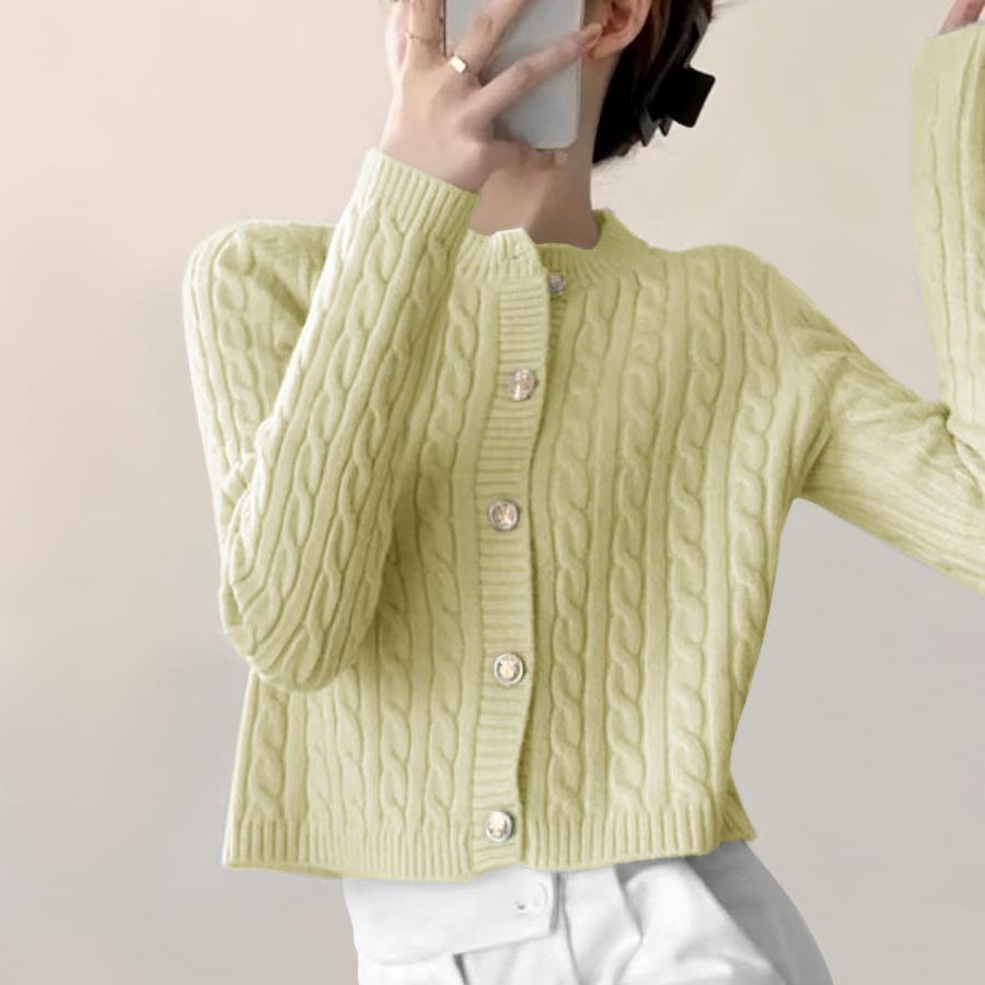 Cardigan en tricot épais pour femmes avec fermeture à boutons et magnifique motif en cable Chic & Stil