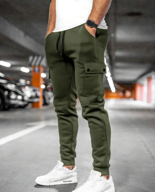 Sporty men's cargo sweatpants with practical side pockets Lune London