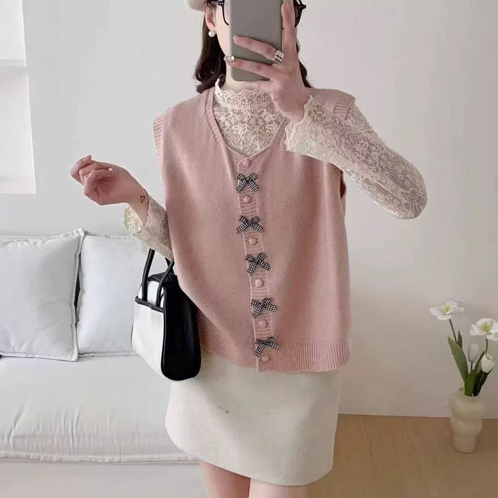 Trendy knit pullover for women with a large collar and decorative knots Lune London
