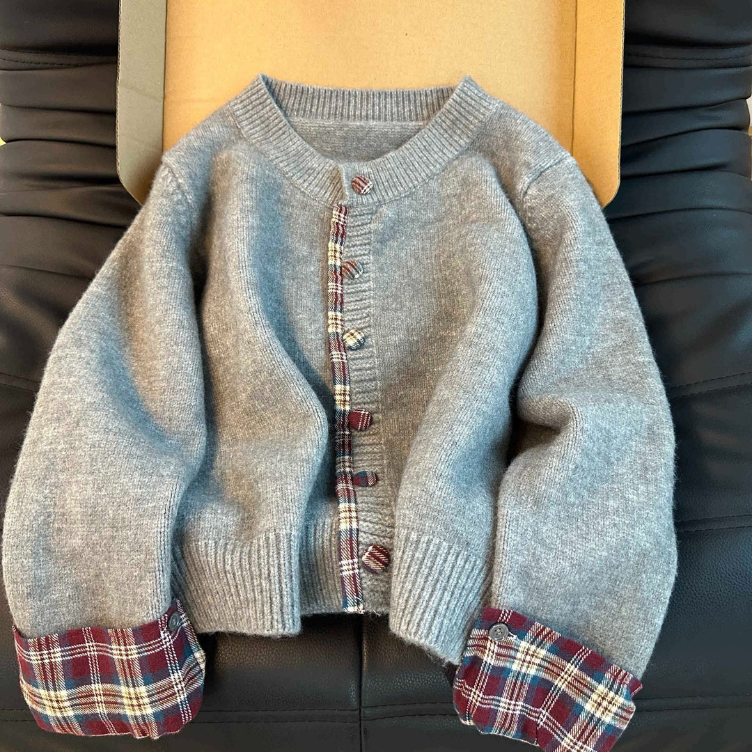 Cardigan féminin à la mode avec motif à carreaux et boutons pratiques Chic & Stil