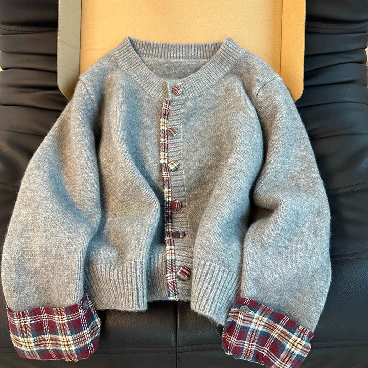 Cardigan féminin à la mode avec motif à carreaux et boutons pratiques Chic & Stil