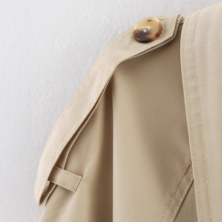 Manteau trench tendance pour femmes avec pattes de boutonnage asymétriques et ceinture à la taille Chic & Stil