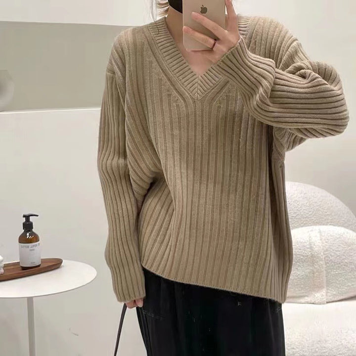Pull femme en maille fine avec décolleté en V et coupe décontractée Chic & Stil