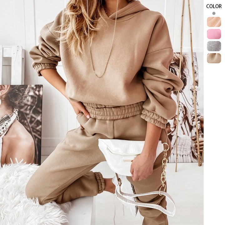 Comfortable tracksuit for women with hood and elastic waistband Chic & Stil