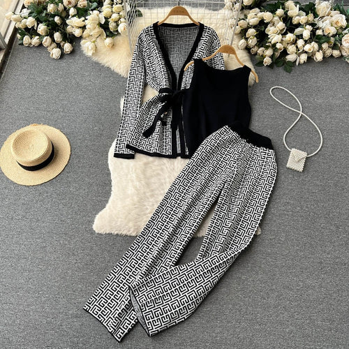 Trendy women's loungewear set with graphic pattern and relaxed fit Amarae