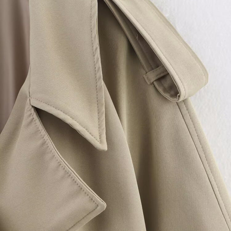 Modern trench coat for women with large collar and practical pockets Lune London
