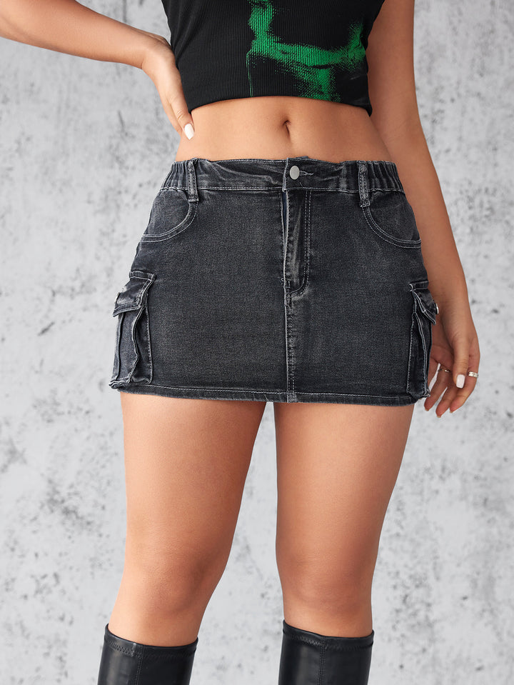 Women's cropped top with striking graphic pattern and tailored fit