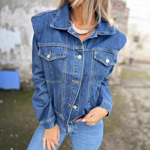 Veste en jean pour femmes à la coupe moderne avec poches pratiques et accents tendance Chic & Stil