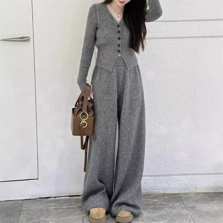 Costume tricoté pour femmes avec décolleté en V et détails de boutons Chic & Stil