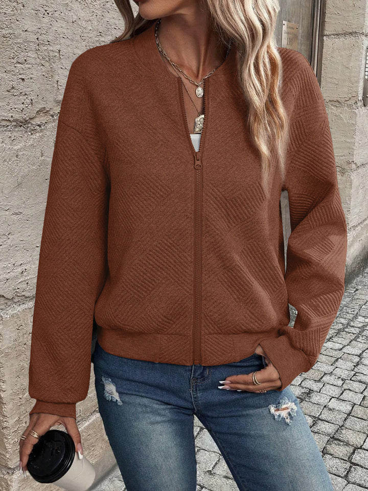 Veste de survêtement tendance pour dames avec design texturé et fermeture éclair Chic & Stil