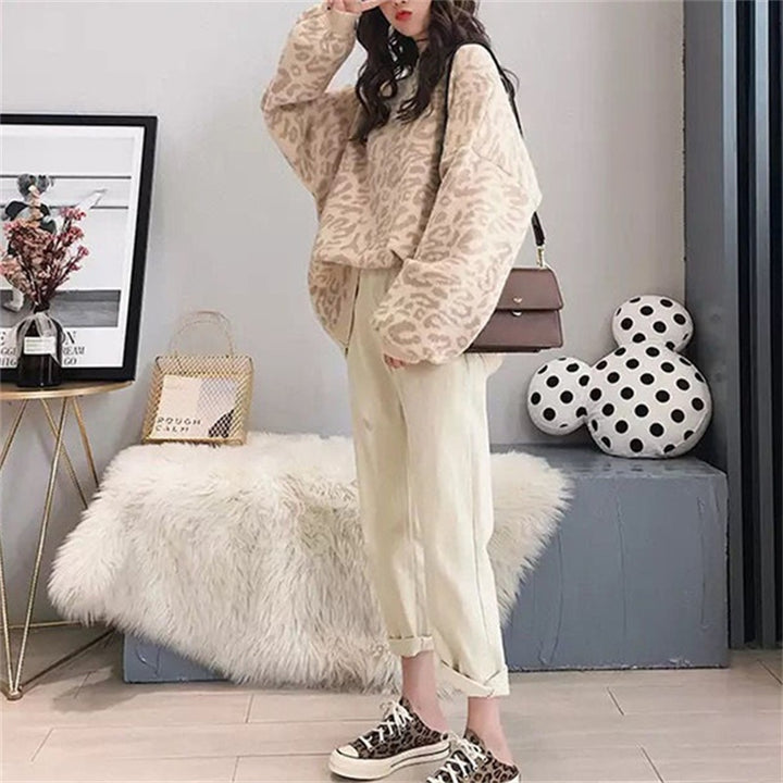 Oversized knit sweater for women with leopard pattern and soft material Lune London