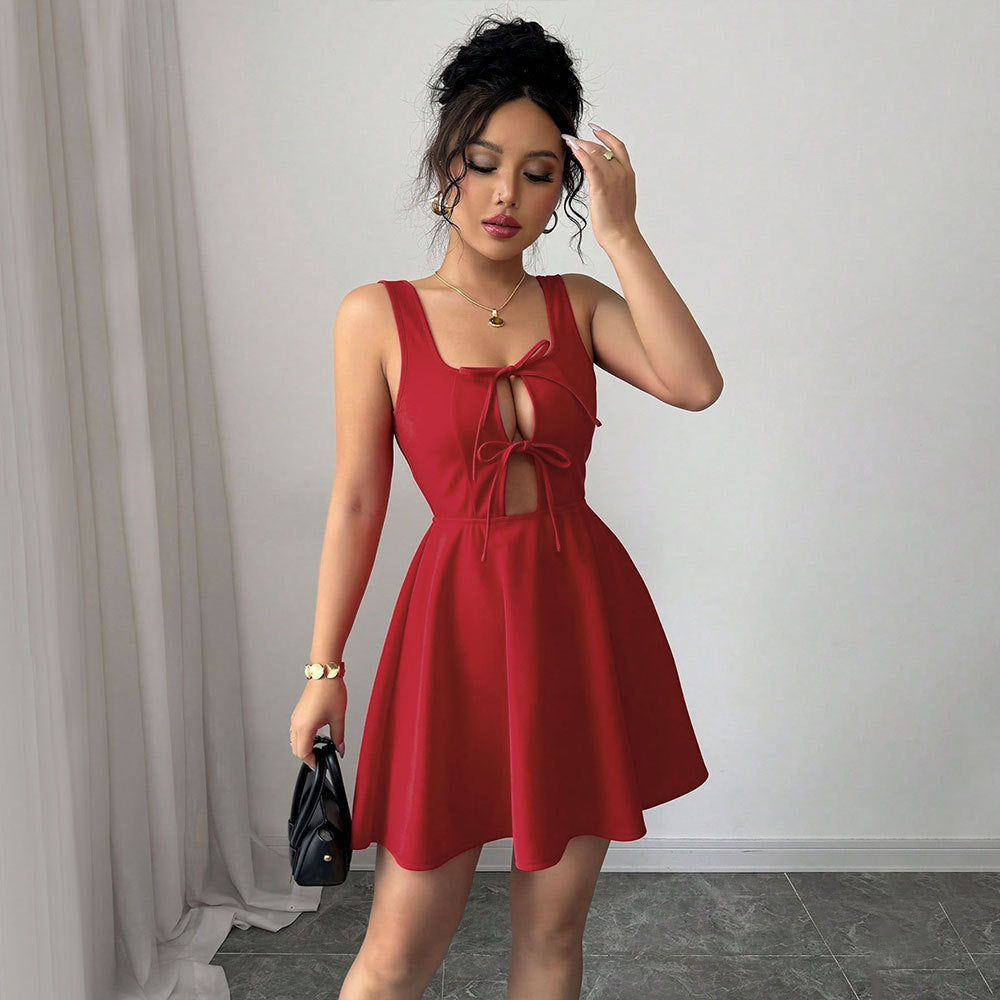 Robe mini pour femme avec décolleté élégant et détail de nœud ludique Chic & Stil