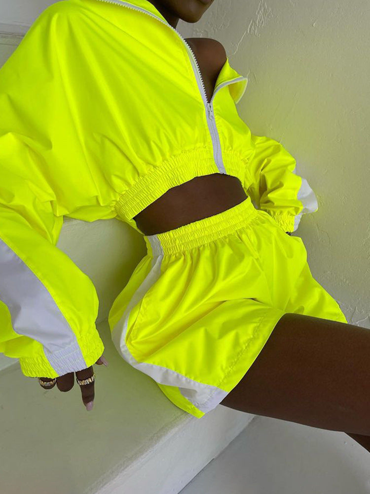 Women's sports set made of functional and breathable material with zipper and elastic waistband Lune London