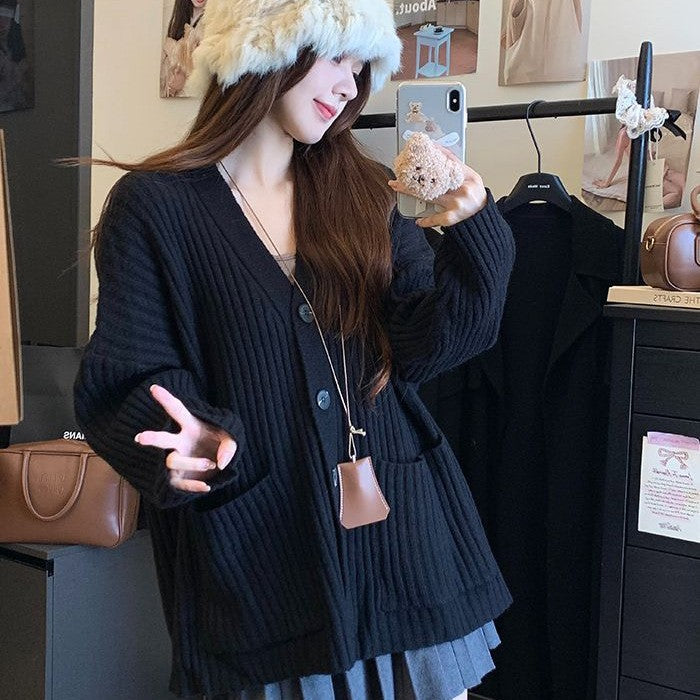 Cardigan tricot confortable pour femmes avec détails de boutons et poches Chic & Stil