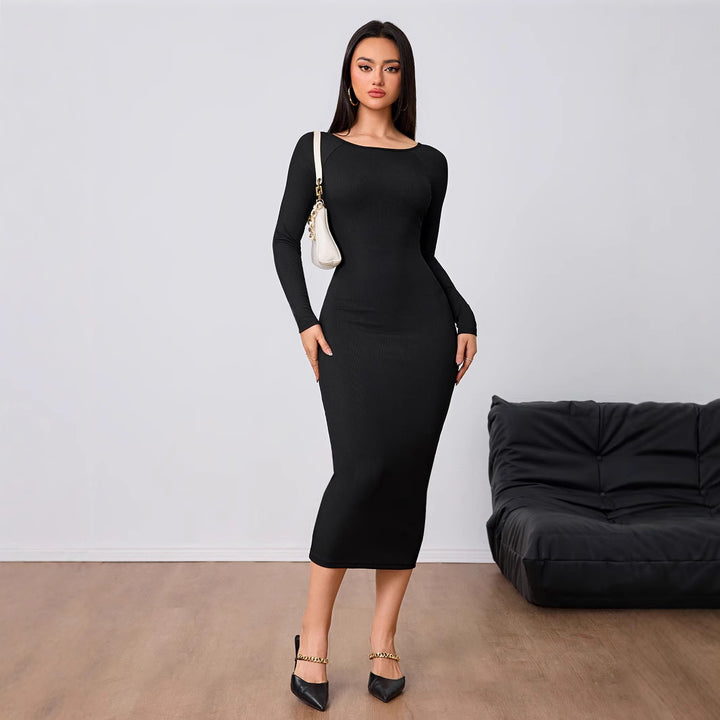 Robe midi ajustée pour femmes avec un élégant encolure ronde et des manches longues Chic & Stil