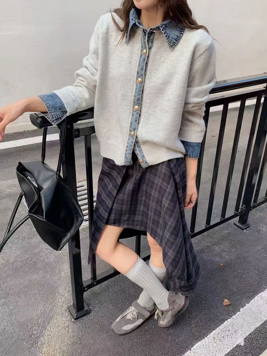 Cardigan féminin à la mode avec un col innovant et des détails de bouton élégants Chic & Stil