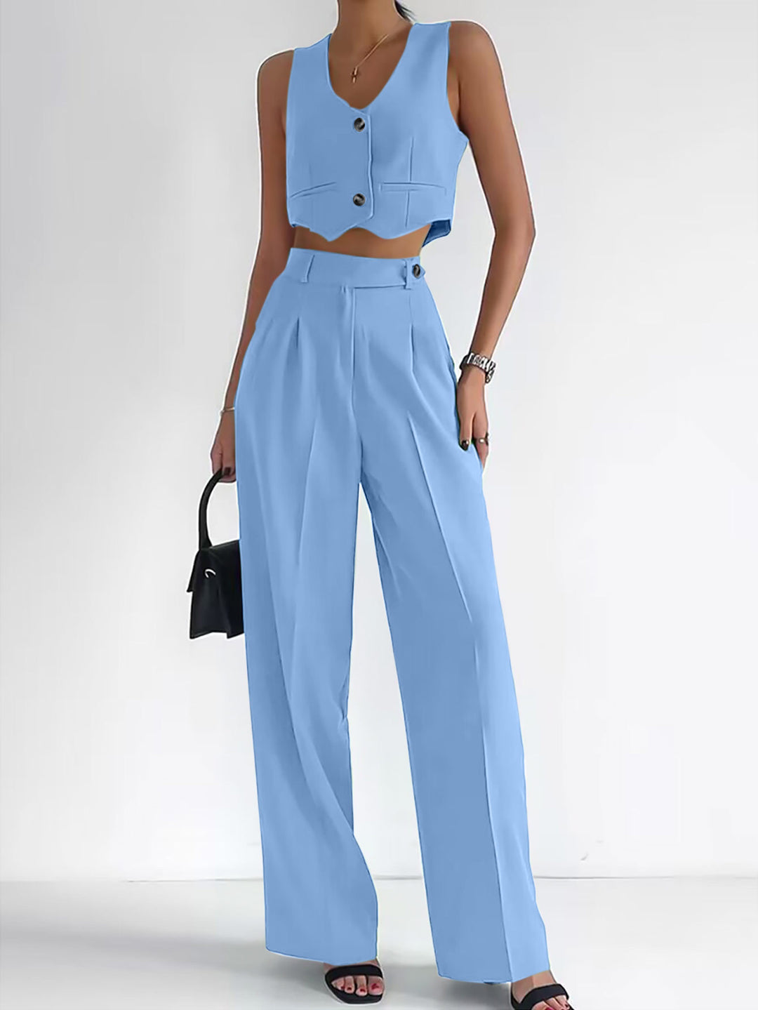 Women's trendy two-piece set with mid-calf pants and modern crop top Lune London