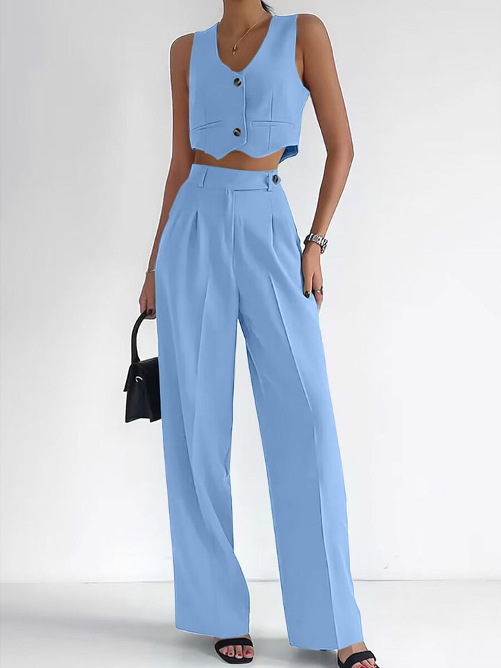 Women's trendy two-piece set with mid-calf pants and modern crop top Lune London