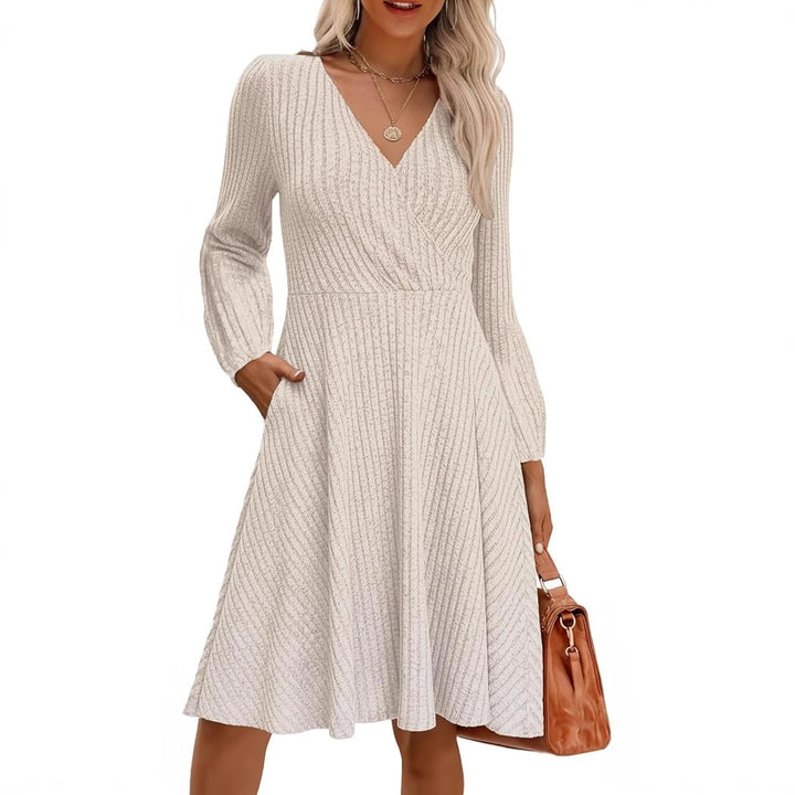 Robe mini en viscose élégante pour femmes avec un haut structuré et des manches volumineuses Chic & Stil