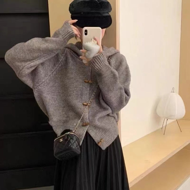 Cardigan en tricot épais pour femmes avec capuche pratique et boutons en bois décoratifs Chic & Stil