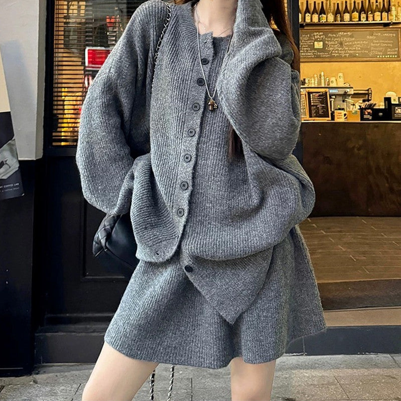 Ensemble tricoté pour femme avec design sans col et détail de bouton asymétrique Chic & Stil