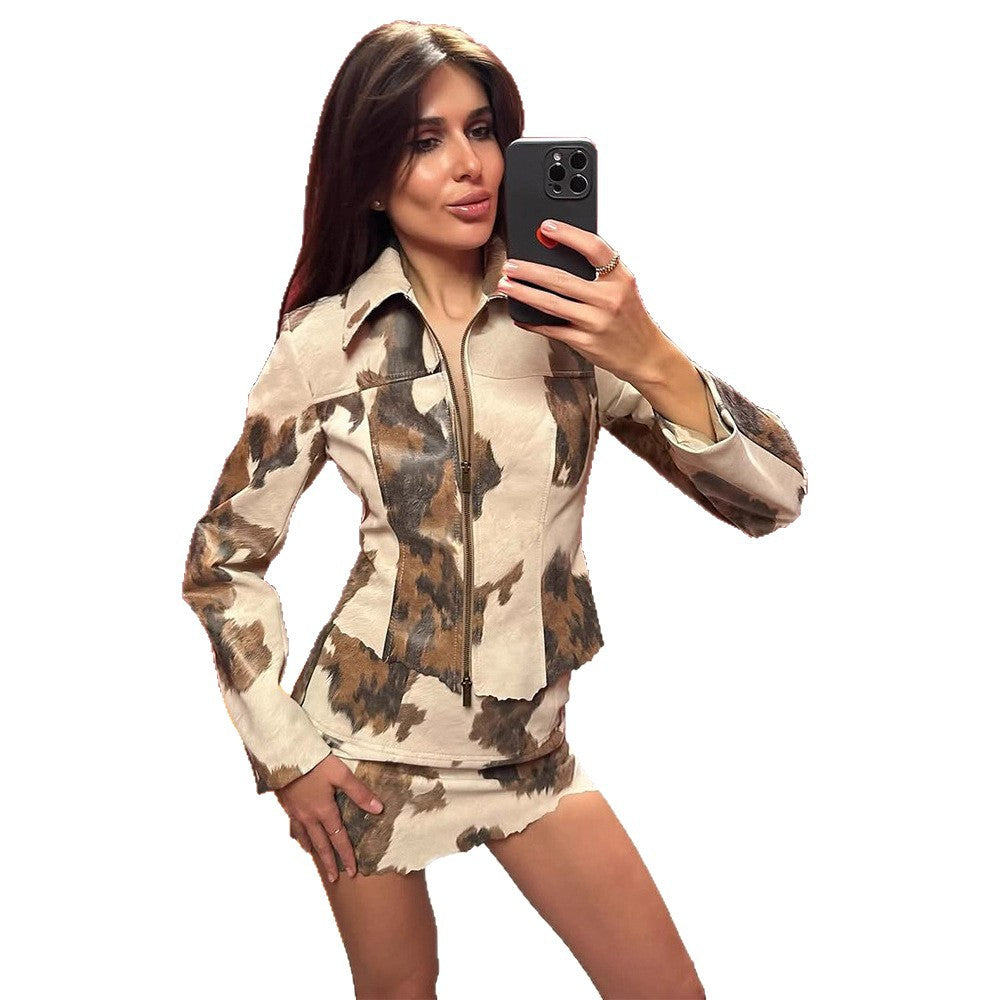 Women's short jacket in cropped cut with cow print, zipper and shirt collar Amarae