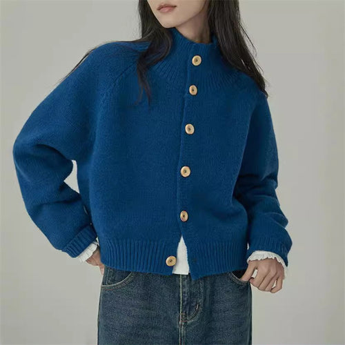 Femme cardigan mi-long avec col montant et boutons en bois tendance Chic & Stil