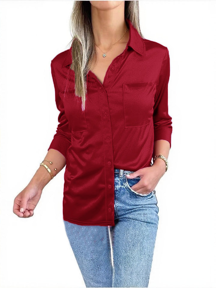 Blouse en satin élégante pour femme avec détails de boutons classiques et poche poitrine Chic & Stil