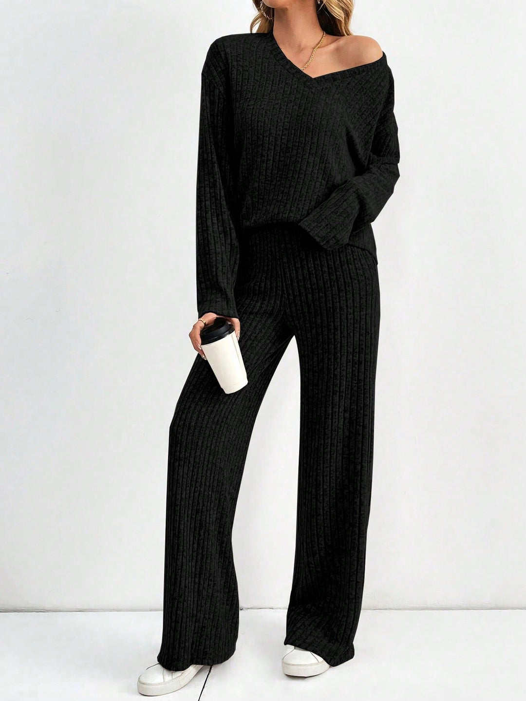 Ladies comfortable lounge set with V-neck and loose fit Lune London